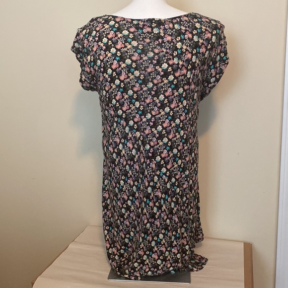 CLOSET CLEANOUT. 3 / $20 - Picture 2 of 4